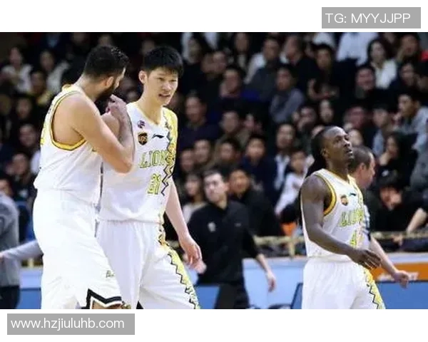 重庆篮球队以100分领跑挑战赛积分榜展现强劲实力和团队合作精神